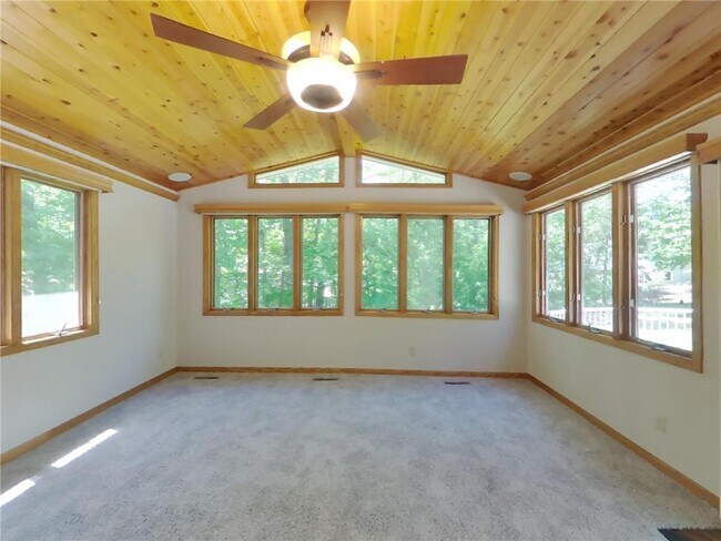 Building Photo - 5585 Rosewood Ln