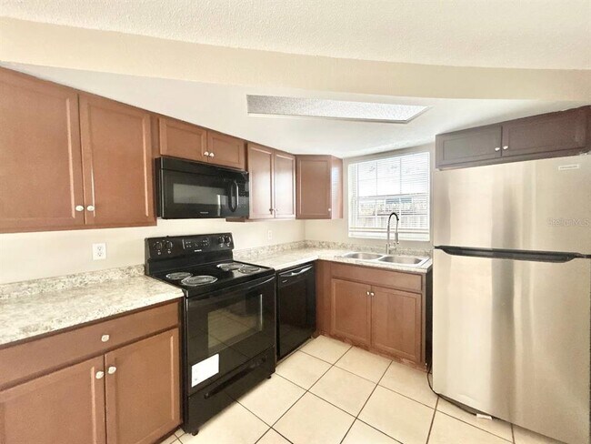 Building Photo - 3323 Fairmount Dr