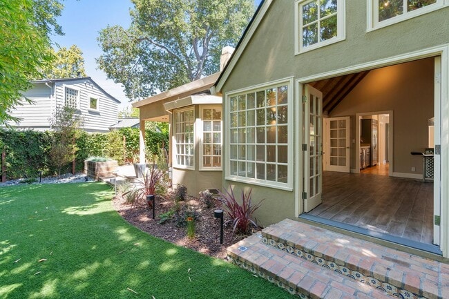 Building Photo - Contemporary Home in Desirable Community C...