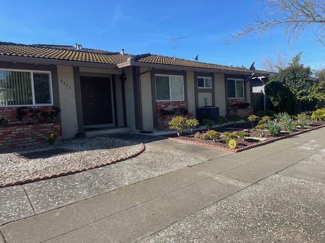 Building Photo - 4416 Moorpark Ave