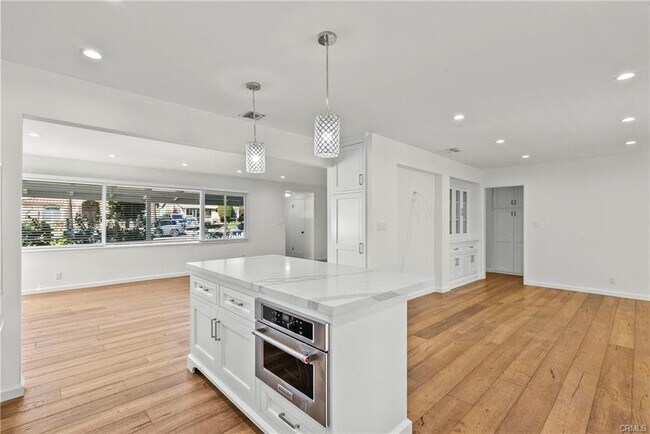 Building Photo - 1056 E Orange Grove Ave