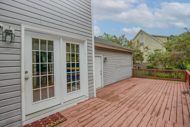 Building Photo - Charming 3 Bedroom, 2,5 Bath home with hug...
