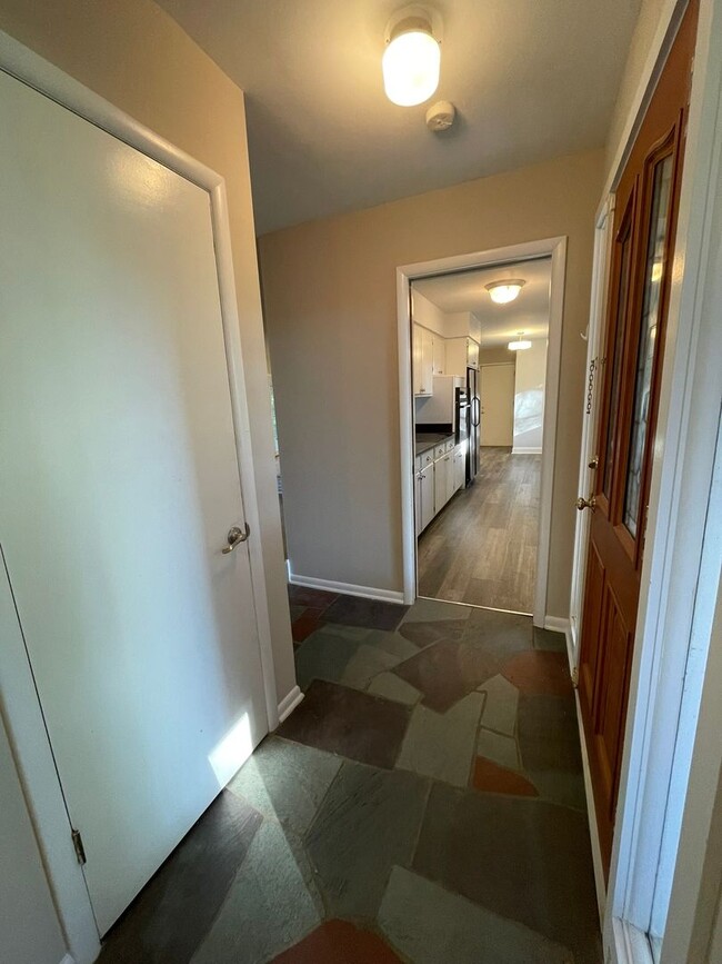 Building Photo - Beautiful Three Bedroom Home