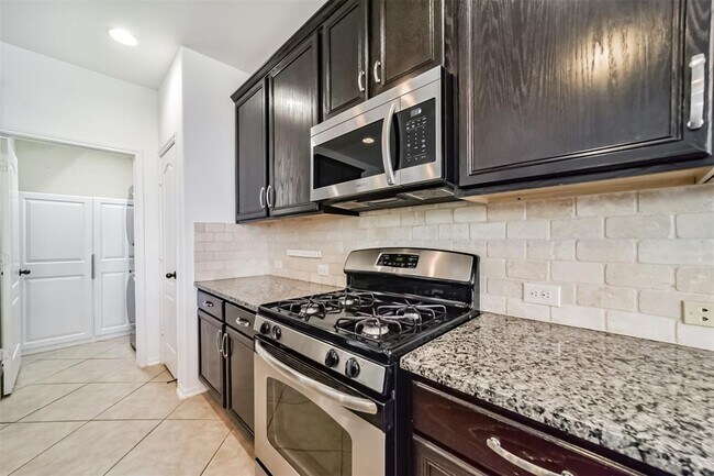 Building Photo - 6207 Holly Oaks Court