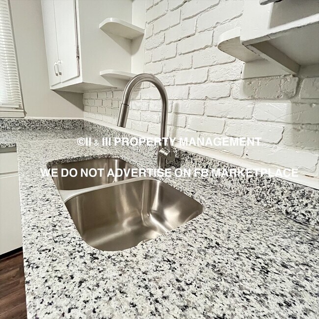 Building Photo - 110 S Annie St