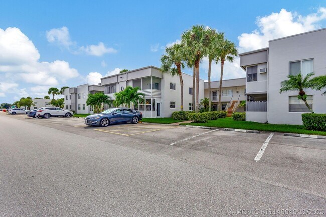 Building Photo - 185 Normandy Ln