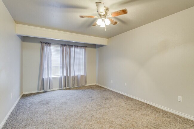 Building Photo - Two Story, 3 Bed / 2 Bath Duplex with Modern Appeal