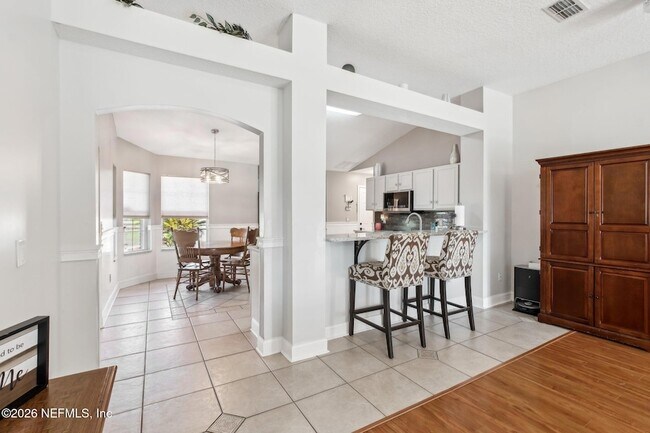 Building Photo - 2683 Henley Rd