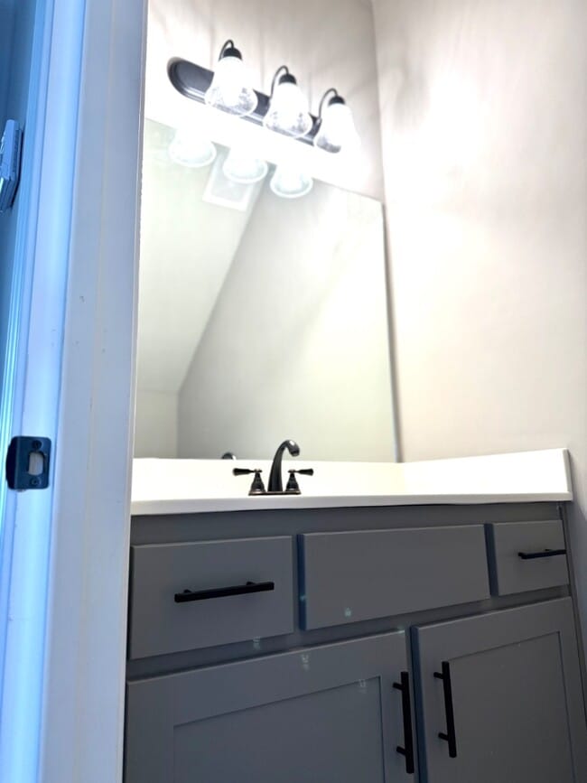 Building Photo - 4372 Ravenwood Park W