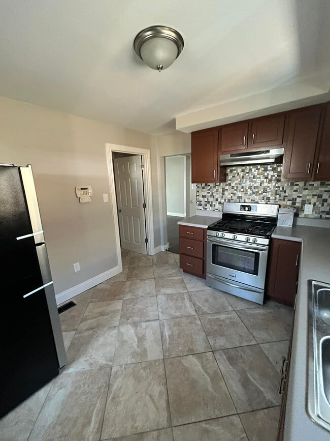 Building Photo - 8713 Susan Ave