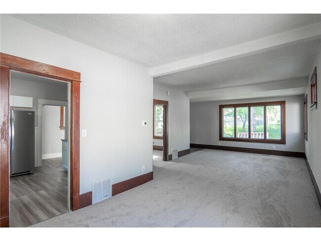 Building Photo - 188 Wyoming St E