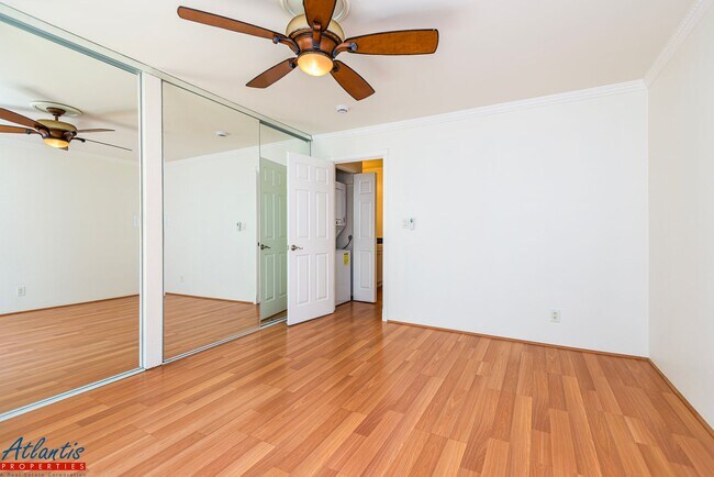 Building Photo - Lovely & Spacious Condo | A/C | In-Unit La...