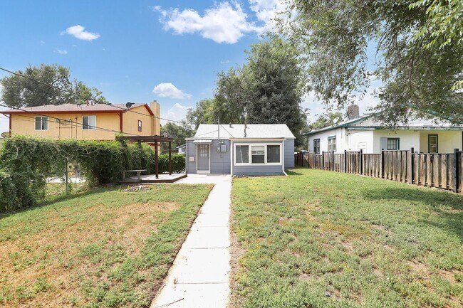 Building Photo - 623 Iowa Ave
