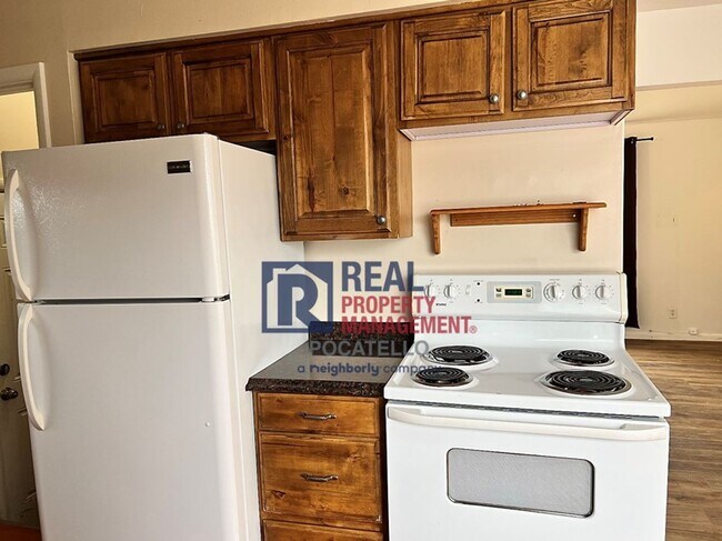 Building Photo - 4 bedroom 2 bath - 1 Car Detached Garage - Small dog negotiable