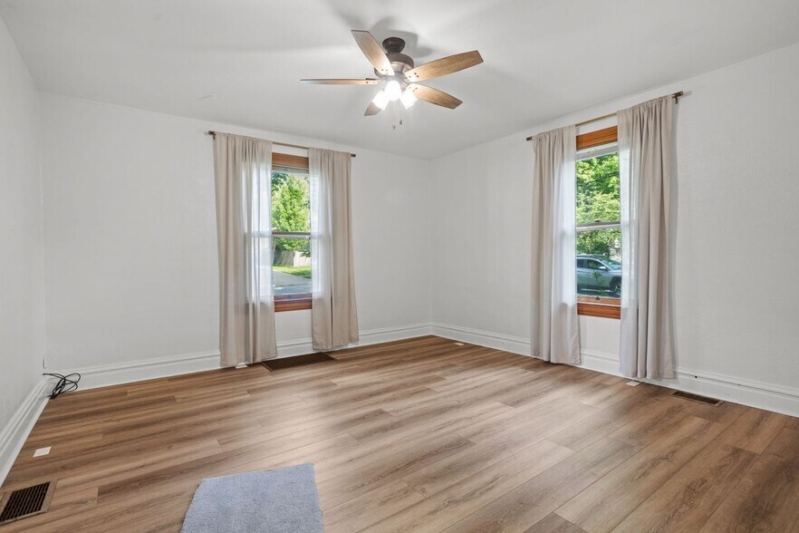 Building Photo - 419 S Van Buren Ave