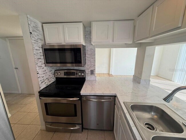 Building Photo - 833 Caribbean Dr