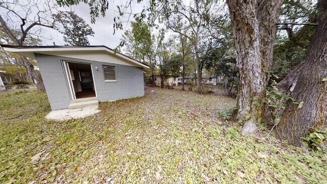 Building Photo - 3 bedroom 1 bathroom house