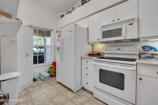Building Photo - 1412 Coconut Palm Cir