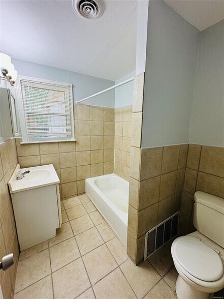 Building Photo - 4228 Hickory Dr