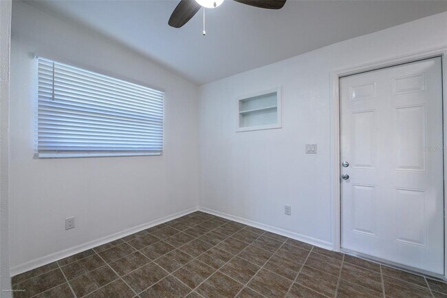 Building Photo - 927 W Olympia Ave