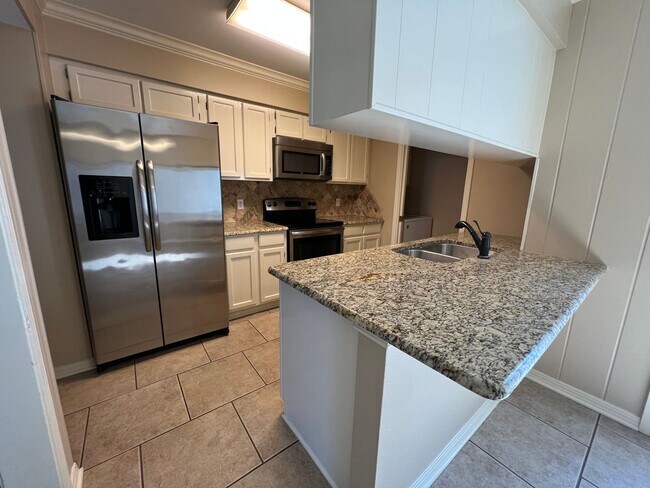 Building Photo - BEAUTIFUL TOWNHOME WITH COMMUNITY POOL AND...