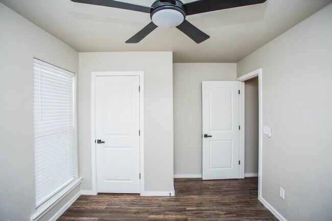 Building Photo - Modern 3/2/1 Duplex!