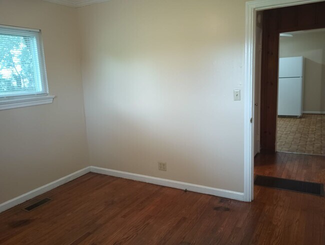 Building Photo - Don't Miss this 2 bedroom with Garage, Lar...