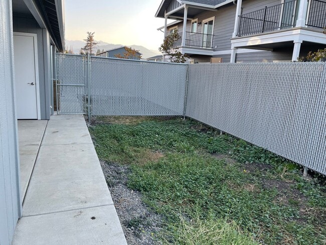 Building Photo - End Townhouse Unit in South Medford/Phoenix Area