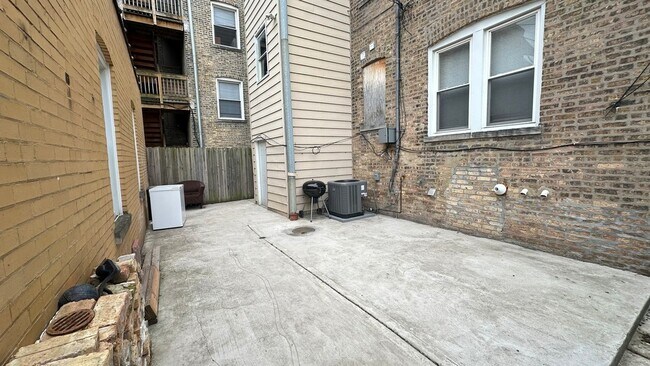 Building Photo - 6207 N Talman Ave