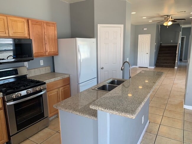 Building Photo - 3 Bedroom Townhouse