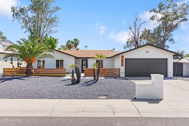 Building Photo - 9205 E Laurel Ln