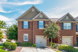 Building Photo - This 3 BR/2.5 BA Oak Hill Townhome Should Satisfy Your Standards!!!