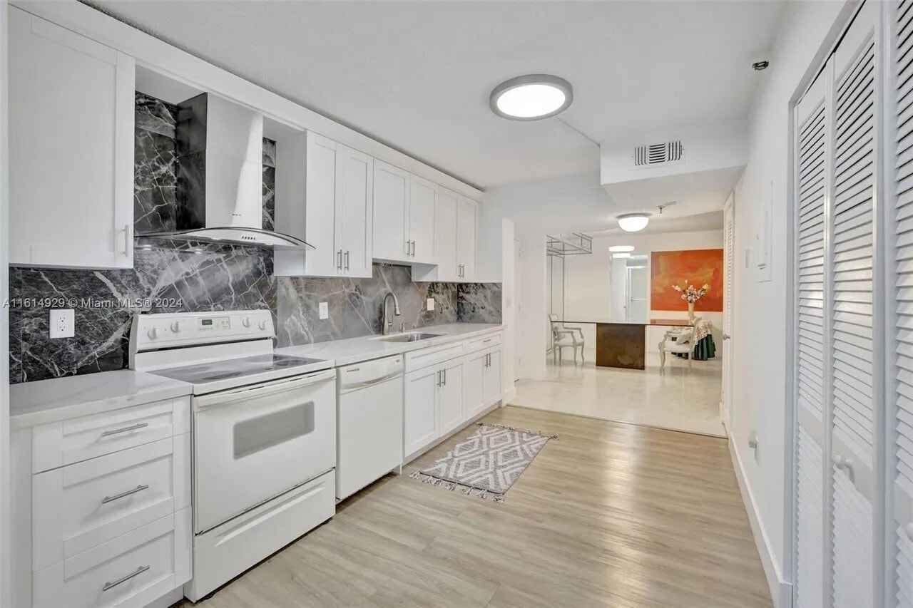 Building Photo - 900 NE 195th St