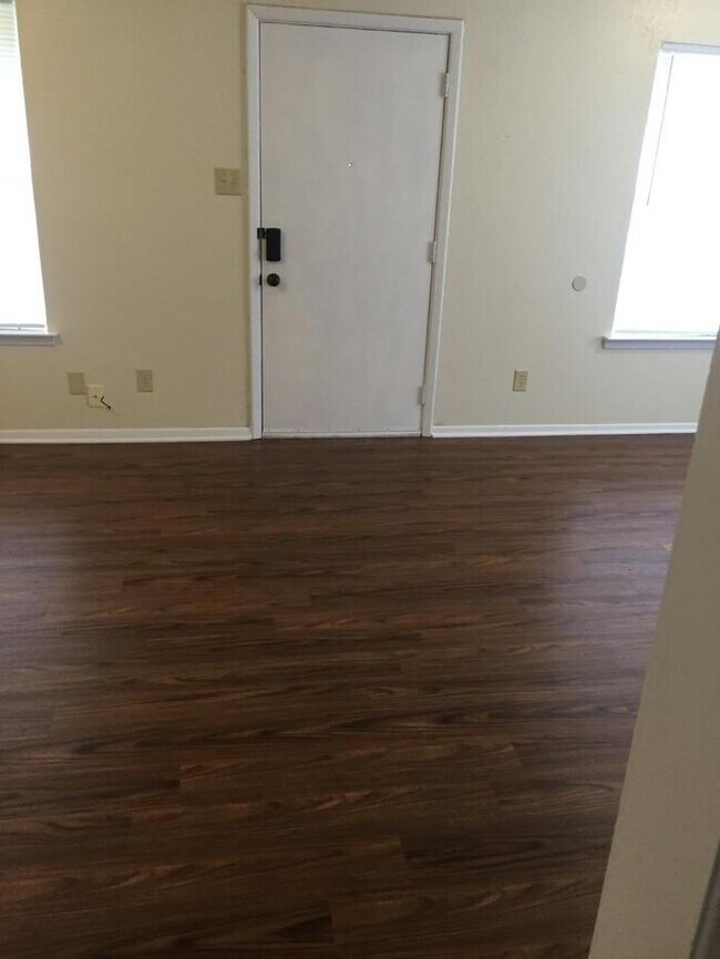 Building Photo - Available now. END 4PLEX TOWNHOME, 2 BR/1....