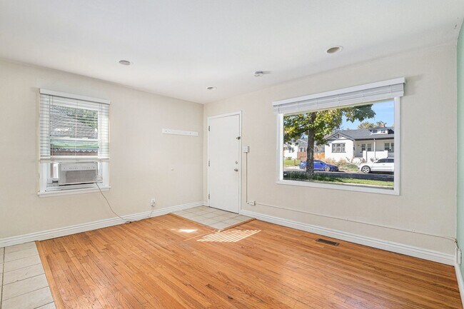 Building Photo - Spacious 2 bedroom with large den in the h...
