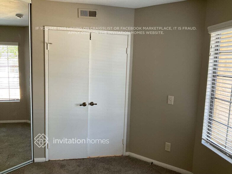 Building Photo - 1656 W Knapp Dr