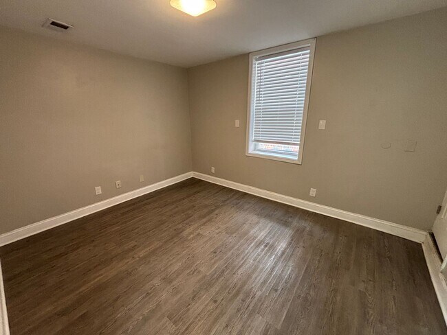 Building Photo - 2 Bed 1 Bath - Renovated single family house in the Russell neighborhood