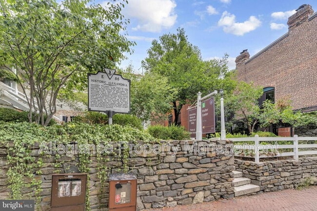 Building Photo - 922 S Washington St