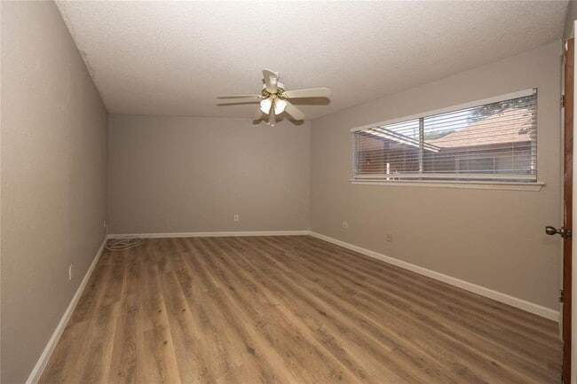 Building Photo - 11 Deerfield Dr