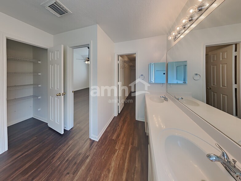 Building Photo - 30 Huntington Bend Dr