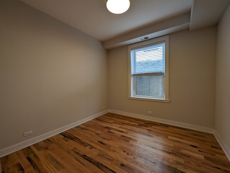 Building Photo - 650 W Wrightwood Ave