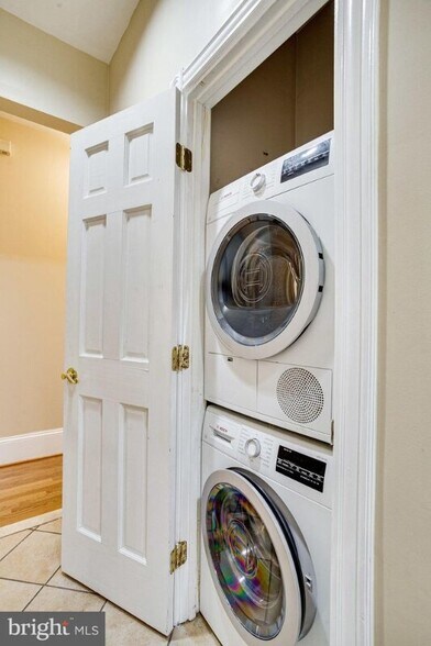 Building Photo - 1501 G St SE