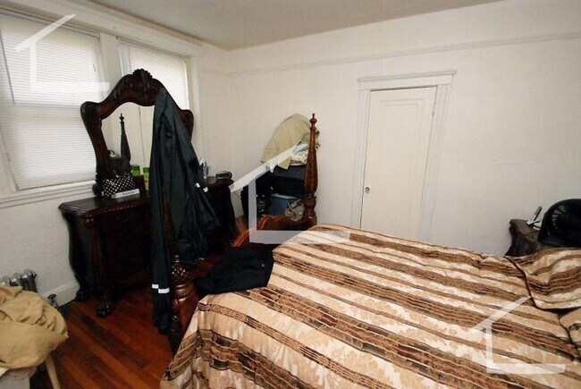 Building Photo - Cleveland Circle two bedroom