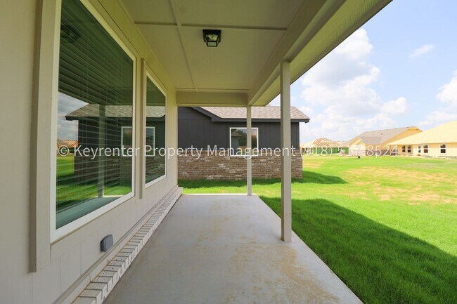 Building Photo - 2908 S Redwood Ave