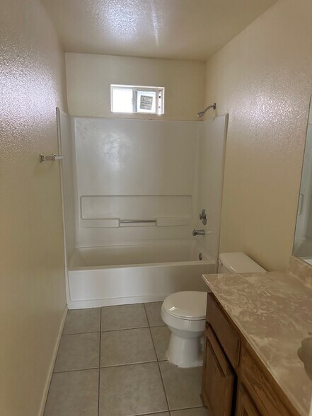 Building Photo - 717 W Bronze Dr