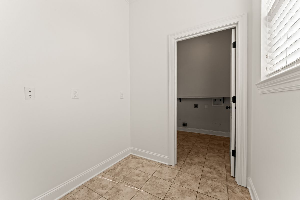 Building Photo - 18642 Lake Harbor Ln