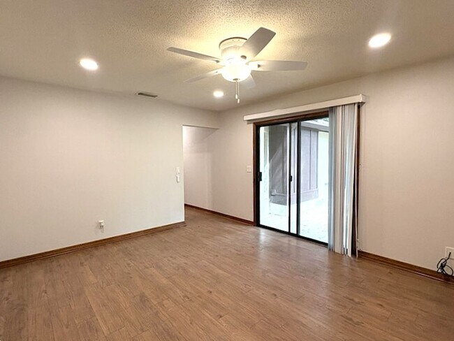 Building Photo - Beautiful 3 Bedroom Ormond Beach Townhome in The Trails!