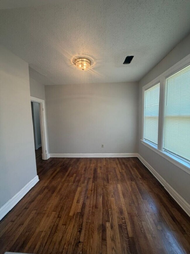 Building Photo - Mallory Duplex