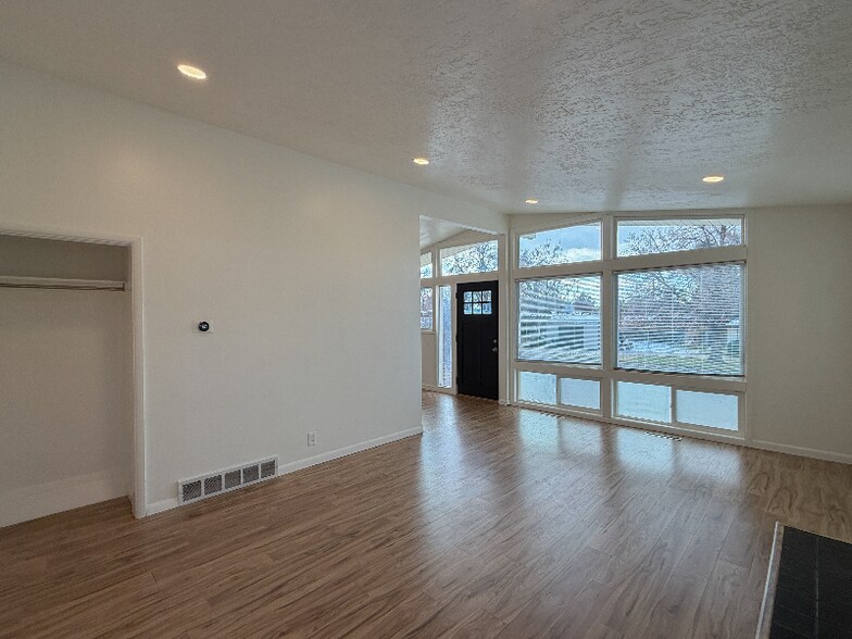 Building Photo - 3360 Gramercy Ave