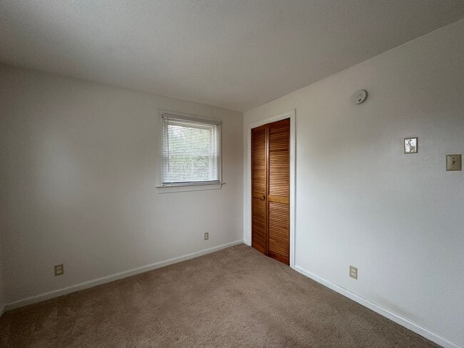 Building Photo - Charming Cottage